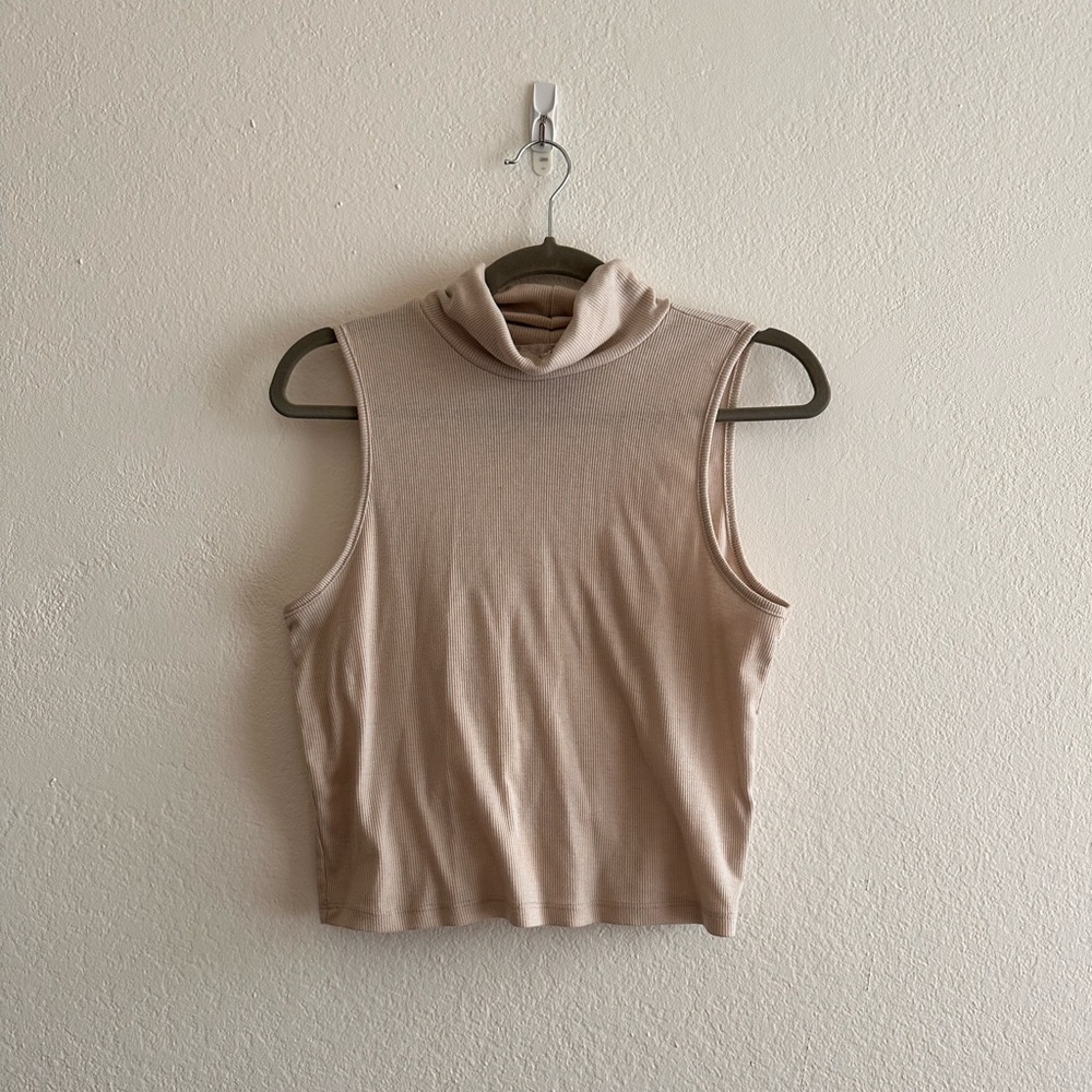 Cropped Sleeveless Cream Top 💼 Business Casual
